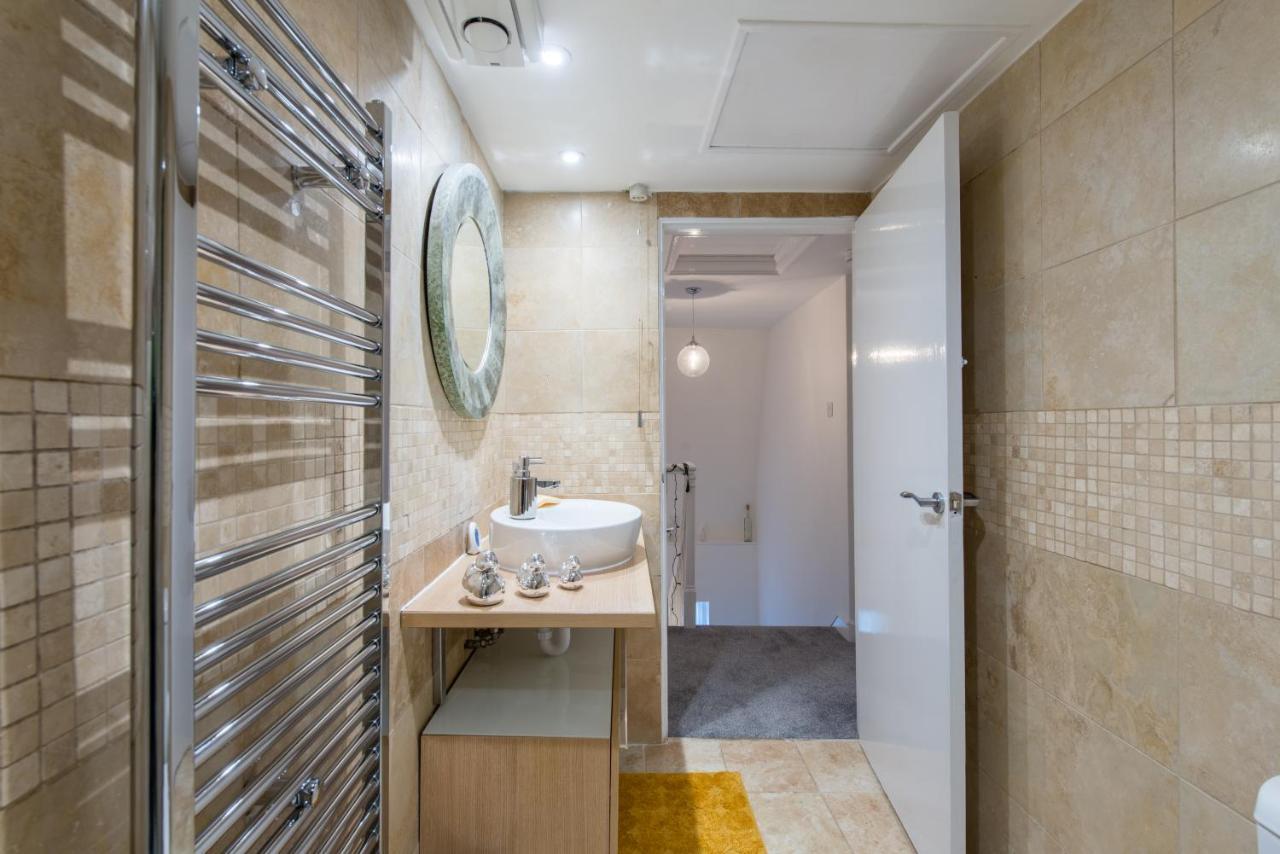 Luxe Maisonette- Parking, 4K Tvs, Leds, Local Snacks And More! Bath Esterno foto